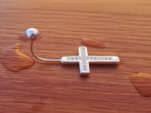 Piercing de ombligo cruz